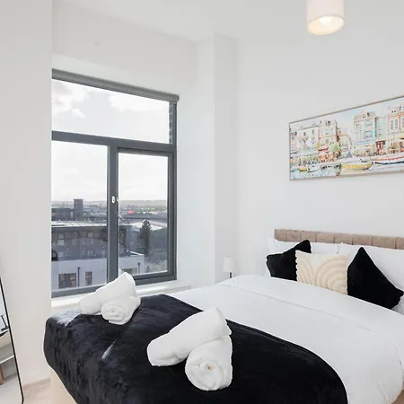 Modern 2 Bed By Docks, Sleeps 6 With Free Parking *
