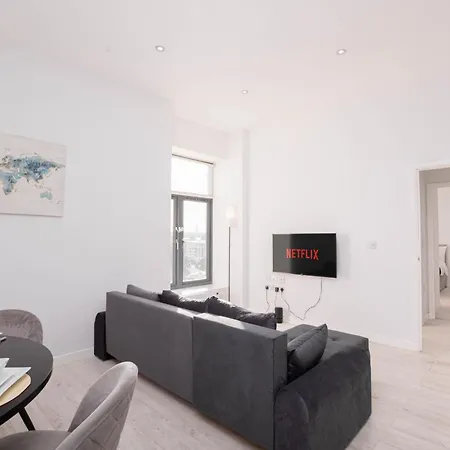 Modern 2 Bed By Docks, Sleeps 6 With Free Parking *