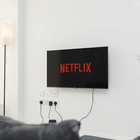 Modern 2 Bed By Docks, Sleeps 6 With Free Parking * Leeds (West Yorkshire)