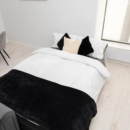 Modern 2 Bed By Docks, Sleeps 6 With Free Parking *