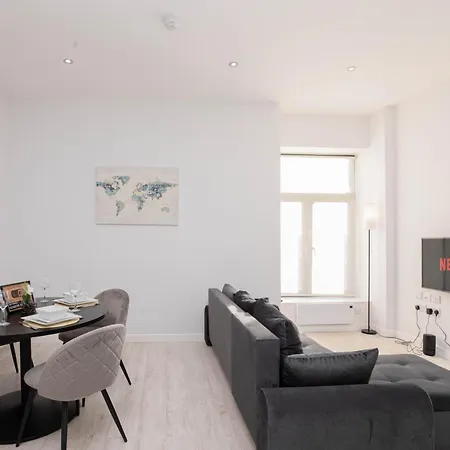 Modern 2 Bed By Docks, Sleeps 6 With Free Parking