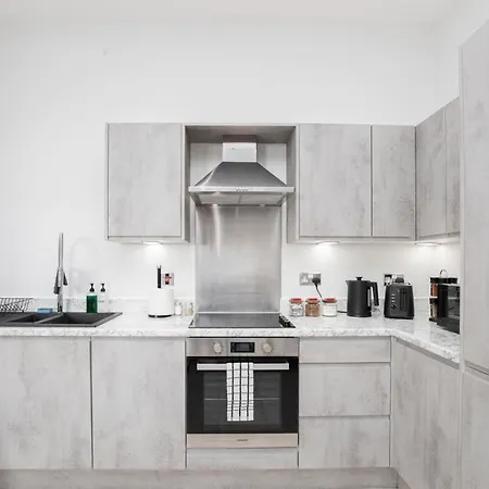 Modern 2 Bed By Docks, Sleeps 6 With Free Parking