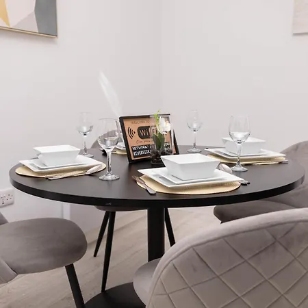 Modern 2 Bed By Docks, Sleeps 6 With Free Parking Apartment *