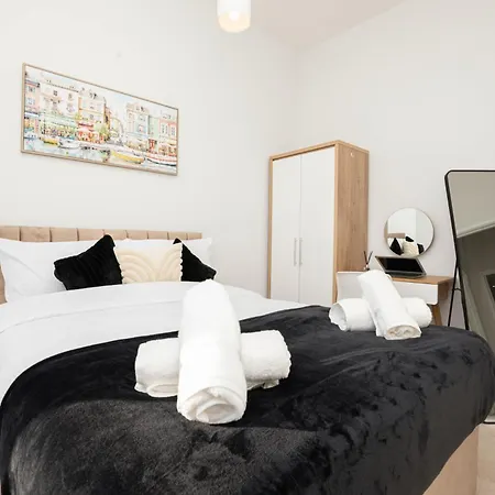 Modern 2 Bed By Docks, Sleeps 6 With Free Parking Leeds (West Yorkshire)