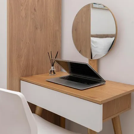 Modern 2 Bed By Docks, Sleeps 6 With Free Parking *