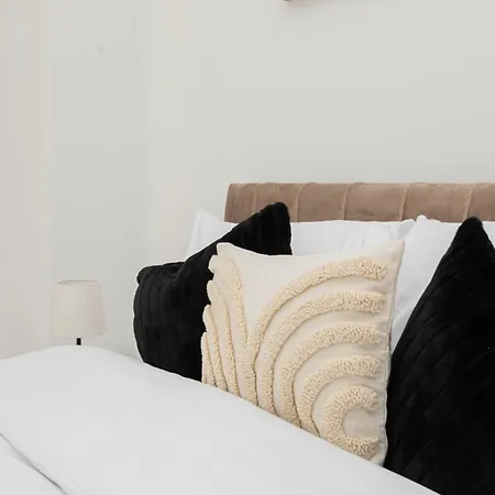 Modern 2 Bed By Docks, Sleeps 6 With Free Parking * Leeds (West Yorkshire)