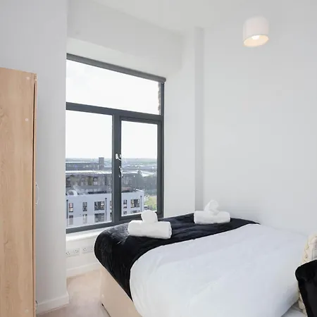 Modern 2 Bed By Docks, Sleeps 6 With Free Parking Apartment Leeds (West Yorkshire)