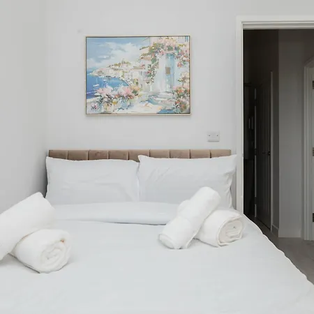 Modern 2 Bed By Docks, Sleeps 6 With Free Parking Leeds (West Yorkshire)