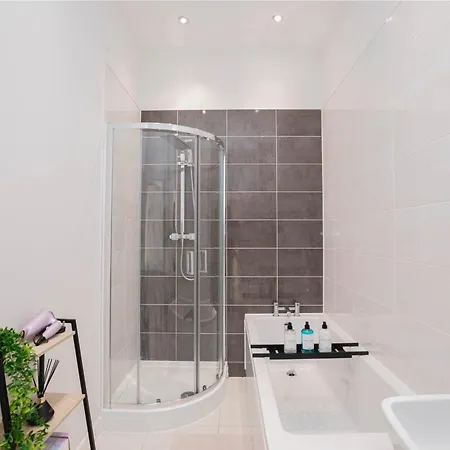 Modern 2 Bed By Docks, Sleeps 6 With Free Parking